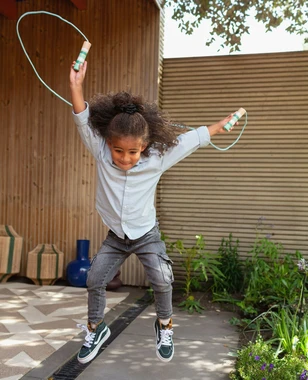 Kidsproof tuinplezier: buitenspeelgoed en mini-moestuin ideeën