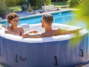 Relaxen in je eigen opblaasbare jacuzzi