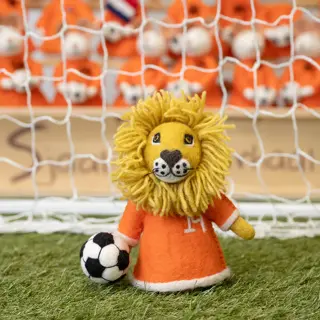 Leeuw Met Voetbal - Handgemaakte Fairtrade Decoratie - afbeelding 2