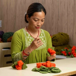 Sjaal met Verhaal Bloem Tak Physalis Lampion – Viltdecoratie - afbeelding 3