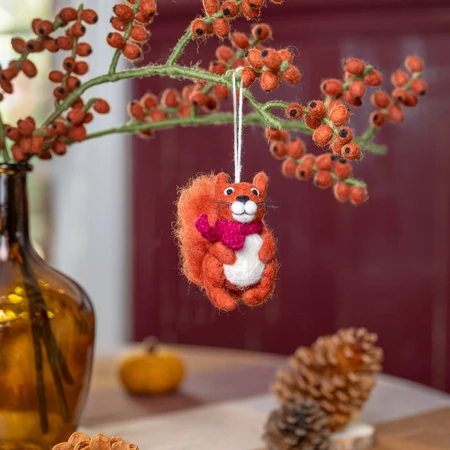 Sjaal met Verhaal Hanger Eekhoorn Burgundy - Viltdecoratie - afbeelding 3