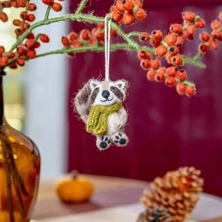 Sjaal met Verhaal Hanger Wasbeer Lichtgroen - Viltdecoratie - afbeelding 2