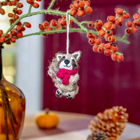 Sjaal met Verhaal Hanger Wasbeer Burgundy - Viltdecoratie - afbeelding 2