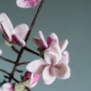 Sjaal met Verhaal Tak Magnolia - Viltdecoratie - afbeelding 4