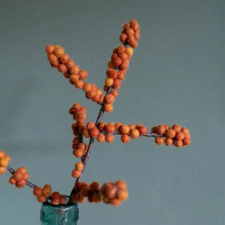 Sjaal met Verhaal Tak Vilt Bes Ilex Oranje - viltdecoratie - afbeelding 2