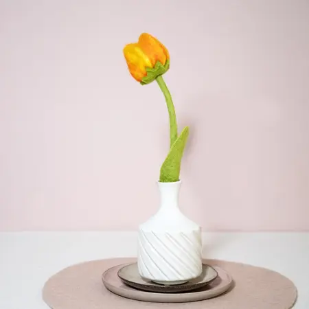 Tulp Olivia Vilt Oranje/Geel – Handgemaakte Fairtrade Decoratie - afbeelding 2