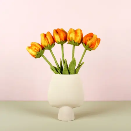 Tulp Olivia Vilt Oranje/Geel – Handgemaakte Fairtrade Decoratie - afbeelding 3